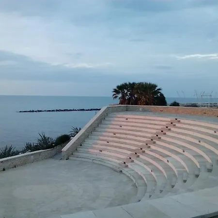 Offside Bed and Breakfast Μπισέλιε